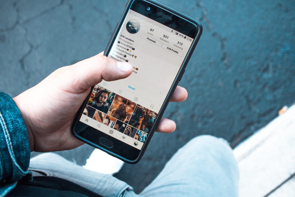 Feed de Instagram en un teléfono móvil