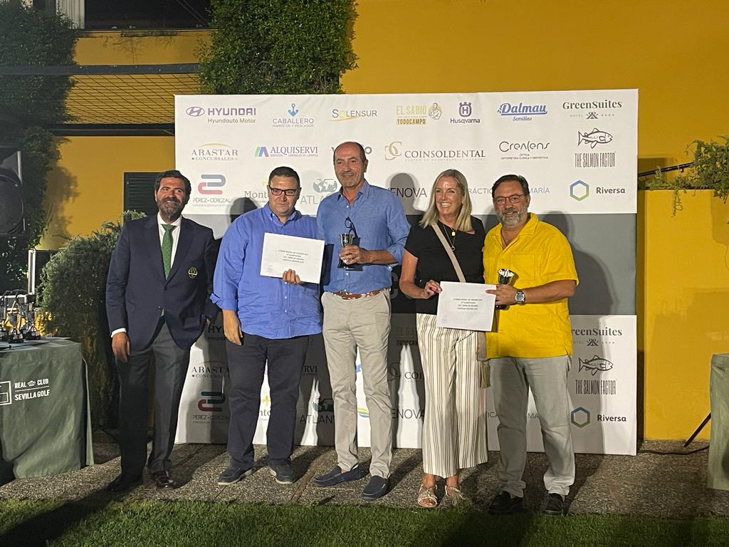 Pablo González, CEO de The Salmon Factor entrega trofeo X Social de Verano